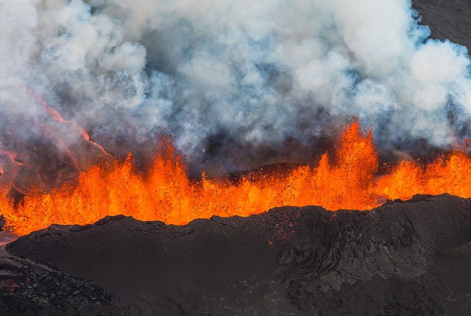 冰岛火山最新动态，活跃喷发揭示地质环境独特魅力