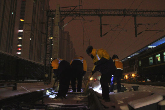 城市无眠之夜，深夜脉搏跃动与数字时代的忙碌动态